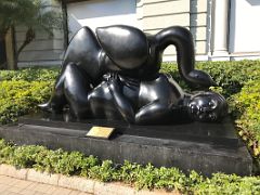 01A Leda and the Swan 1996 - Fernando Botero sculpture Peninsula Hotel Hong Kong