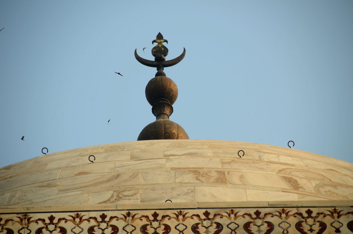 Древний шпиль. Тадж Махал главный купол. Тадж Махал шпиль. Тадж Махал шпиль купола. Тадж Махал купол внутри.