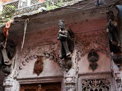 11B Three Carved Hindu Figures Above A Door In Varanasi Old Town India