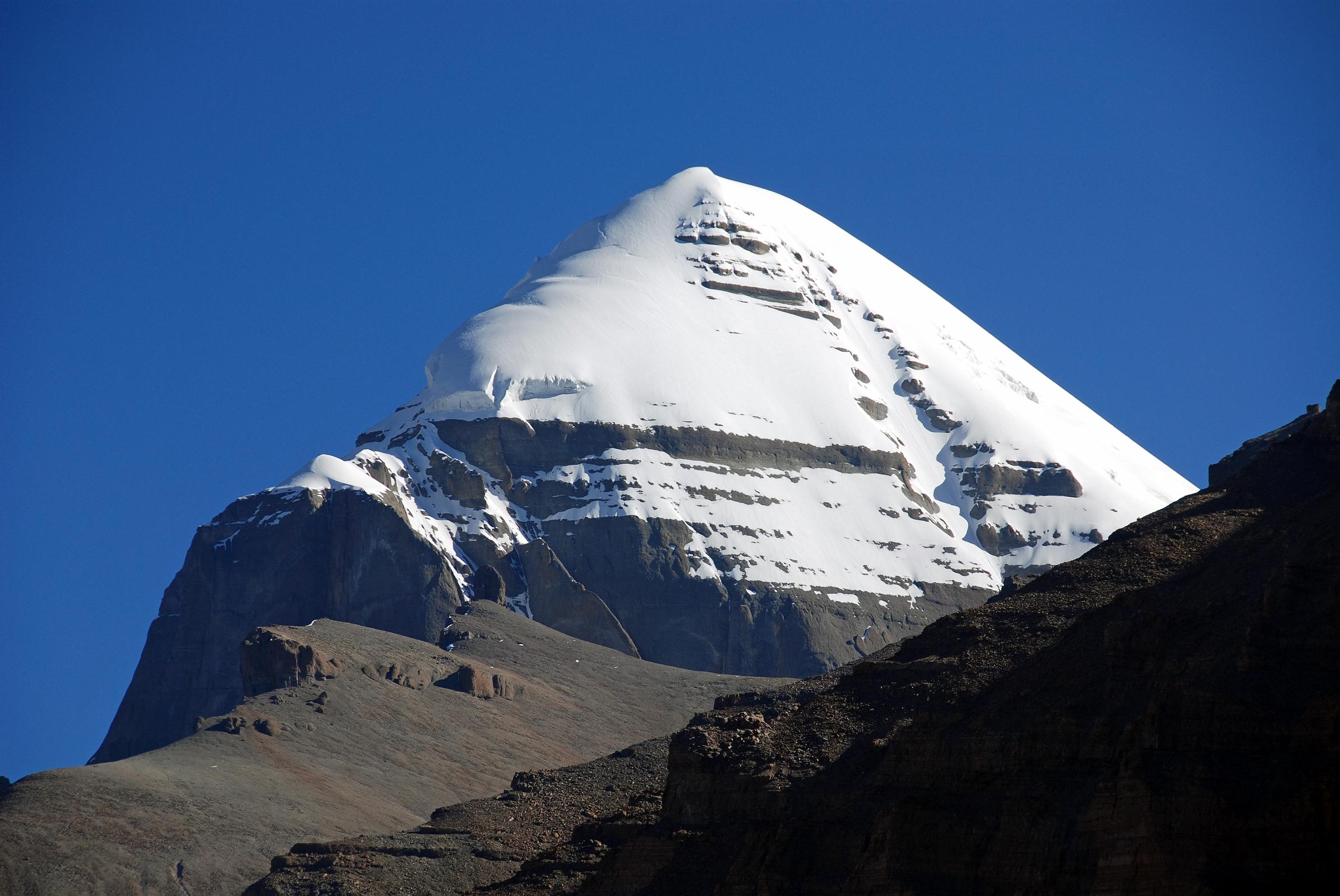 Проявить гора. Горы Гималаи Кайлаш. Кайлас гора в Тибете. Гора Кайлас пирамида. Священная гора в Гималаях Кайлас.