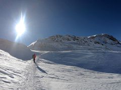 06B Lal Sing Tamng leads the way at about 6740m after climbing the steep snow slope on the way to the Lenin Peak summit