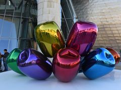 06B Tulips - Jeff Koons 1995-2004 is a bouquet of multicolor balloon flowers blown up to gargantuan proportions Guggenheim Bilbao Spain