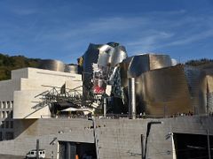 01B Architect Frank Gehry used gleaming titanium plates, arranged in scales, on a galvanized steel structure Guggenheim Bilbao Spain