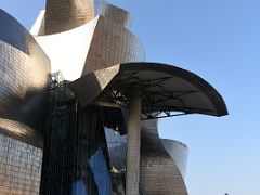 04A The Guggenheim Bilbao has an overhang that covers an outdoor terrace with Jeff Koons Tulips 1995-2004 Spain
