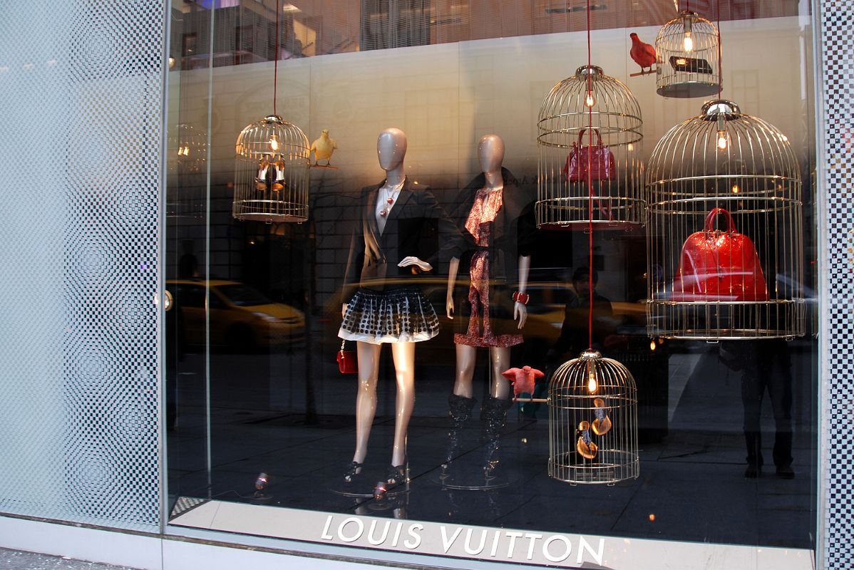 Louis Vuitton Fifth Avenue Maison City Guides Display