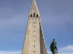 Iceland 03 03 Reykjavik Hallgrimskirkja Front with Leifur Eriksson statue