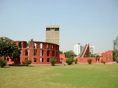 02 Delhi Jantar Mantar Yam Yantra And Samrat Yantra Equatorial Sundial