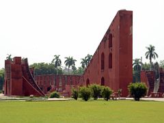 03 Delhi Jantar Mantar Samrat Yantra Equatorial Sundial With Quadrants On Left And Right And Gnomon Right Angled Wall Ramp In Middle