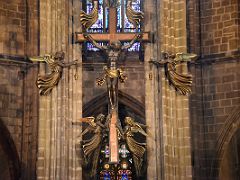 05B The high altar is dominated by the Holy Christ statue surrounded by six angels, sculpted by Frederic Mares in 1970 Barcelona Cathedral Spain